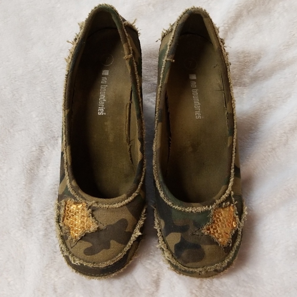 NO BOUNDARIES camouflage wedge
